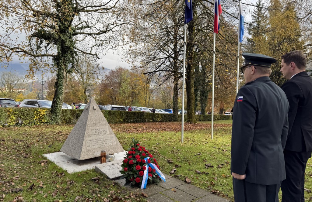 Spominsko obeležje žrtvam vojne in revolucije v občini Kamnik, ki ga je na Žalah  postavila Skupščina Občine Kamnik 31. oktobra 1990.